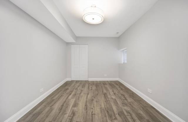 2107 w Huron Gallery 3