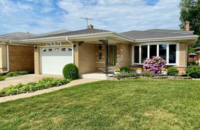 Awesome 3 Bed / 2 Bath House In Norridge! Attached Garage! HUGE Yard! photos photos Awesome 3 Bed / 2 Bath House In Norridge! Attached Garage! HUGE Yard! photos photos