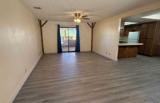 Apple Valley, Spacious 3 Bedrooms, 2 Bathrooms, New Carpet & Paint Gallery 4