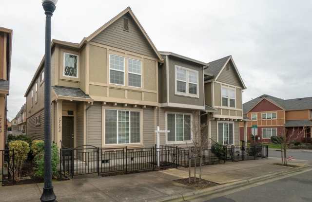 Beautiful Elmonica 3BR/2.5BA Townhouse w/ Front Fenced Patio + 2-Car Garage + Clubhouse/Fitness Center + W/D + Pets Welcome!! Gallery 1