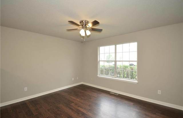 202 NE White Oak Drive Gallery 3