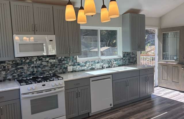 Great Location! A Must See 2 Bedroom/ 2 Bathroom - 12544 Shafer Place, Los Angeles County, CA 91342
