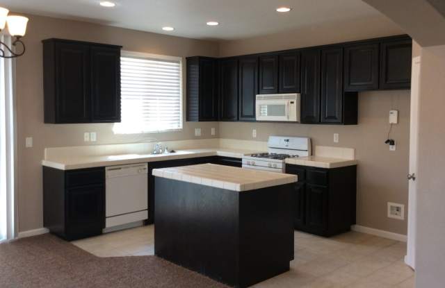 4 bedroom 2 bath 1927sq ft home located in Plumas Lake Gallery 4