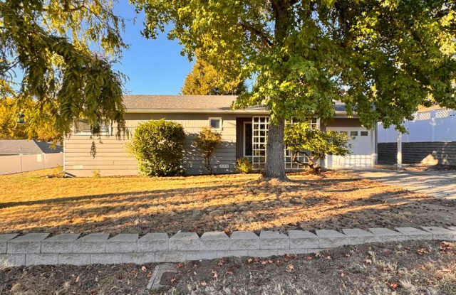 Hucrest 3 bedroom 1 bath home with garage Gallery 3