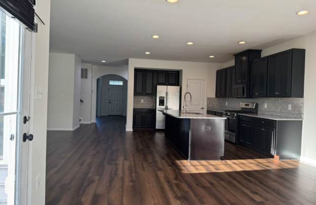 TOP 2 LEVELS ONLY - SF 5 bed + 4FB  / BSMT not included Gallery 3