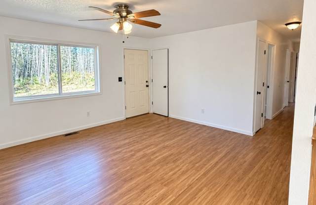 3 bed, 1 bathroom WITH GARAGE AND YEAR, Pets welcome! Gallery 1