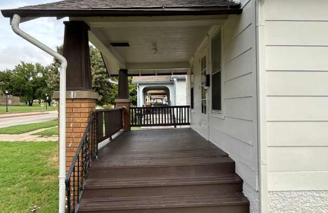 2+BR Across the street from Washburn University. Perfect for students or professor Gallery 3