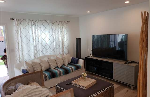 5953 Dunrobin Avenue Gallery 4