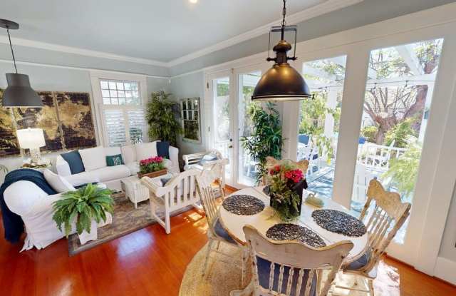 Spacious Historic Home on a Large Corner Lot - Walkable to Many Restuarants and Parks photos photos