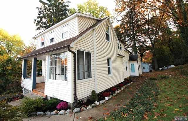 276  West Glen Avenue Gallery 3