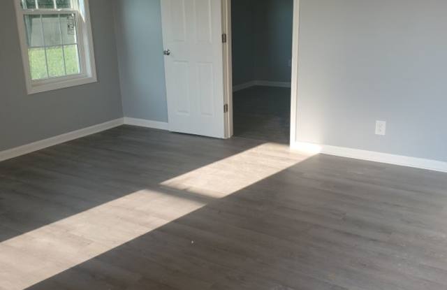 1 BD AVAILABLE NOW. $600 PER MONTH. NEW STAINLESS STEEL APPLIANCES and UPDATES!! photos photos