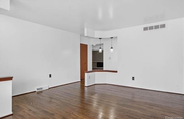 2995 Groves Drive Gallery 4