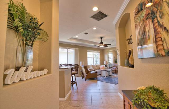 Seasonal Short-Term 2 Bed 2 Bath Single Family Home located in Venetian Golf and River Club! Gallery 3