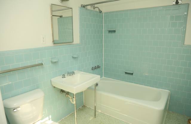 Spacious 5-Bedroom, 3-Bath Brick Home – Available for the 2027–2028 Term! Gallery 4