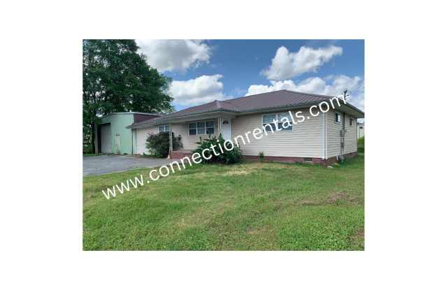 3 bed 2 Bath Single-Family Home with Spacious Front Yard - 2870 Five Springs Road, Whitfield County, GA 30720