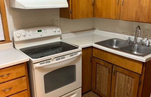 HOUSE FOR RENT 3 BR, 1 BA - Attached Garage - Central Air - Fenced in yard, Gallery 3