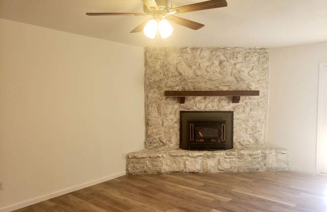 Primrose Market Place - Battlefield Mall Area - Bradford Park Neighborhood w/ 2 Living Area's - 1424 East Hanover Street, Springfield, MO 65804 Primrose Market Place - Battlefield Mall Area - Bradford Park Neighborhood w/ 2 Living Area's - 1424 East Hanover Street, Springfield, MO 65804