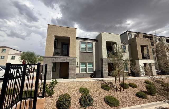 Exceptional Two Level 3 bedroom Furnished or Non-Furnished Rental Gallery 3