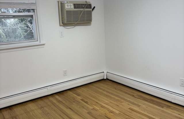 528 Main Street unit: 2 photos photos