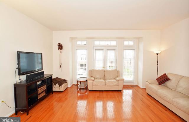 24701 KINGS CANYON SQUARE Gallery 2