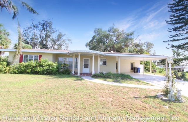 324 E Seminole Dr - 324 East Seminole Drive, Venice Gardens, FL 34293