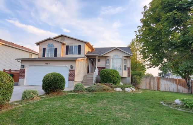 STUNNING 5 bdrm. Single Family Home! BEST Price Around! Gallery 1