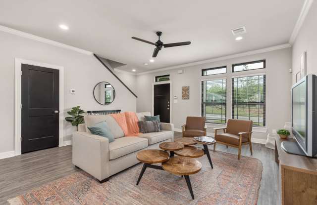 408 Aurora - 410 Gallery 1