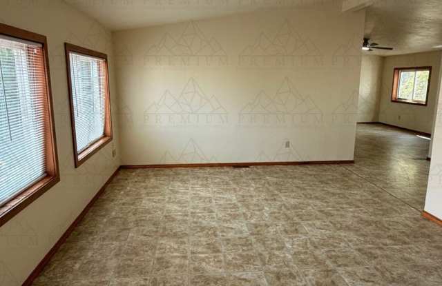 4 Bedroom 2 Bath - Hood River Gallery 4