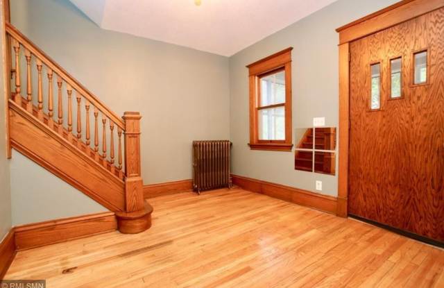 June 2027 ~ Cute 4 bedroom house. Spacious bedrooms. In unit laundry and dishwasher. Gallery 4