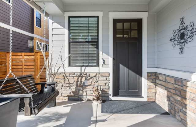 Modern 5 Bedroom Home with Bonus Room Gallery 4