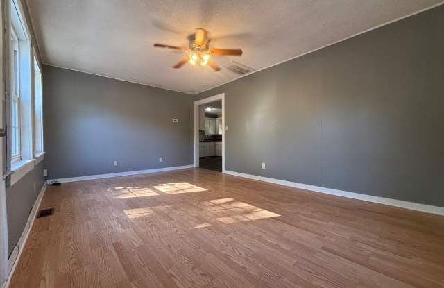 Cute 2 bedroom 1 bath Available Now! Gallery 3