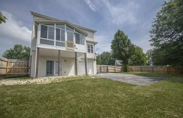 Spacious Home with Beautiful Sunroom & Lawn Care Included Gallery 3