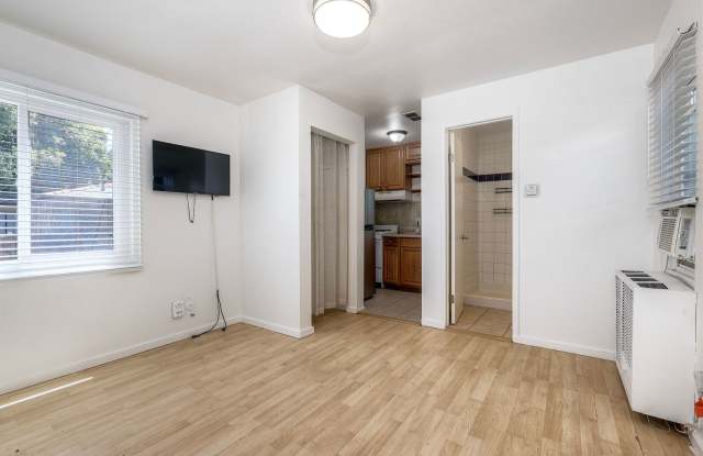 PRIVATE DETACHED STUDIO • PRIVATE FENCED YARD • GOLDEN HILL photos photos