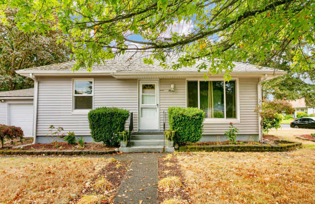 3 Bed 2 Bathroom with yard in Lakewood! Gallery 1