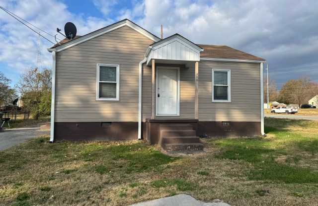 Welcome to this charming 2 bedroom, 1 bathroom house located in Greensboro, NC photos photos