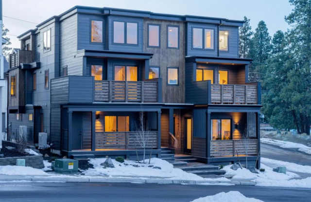 One bedroom apartment on Bend's SW side. End Unit photos photos