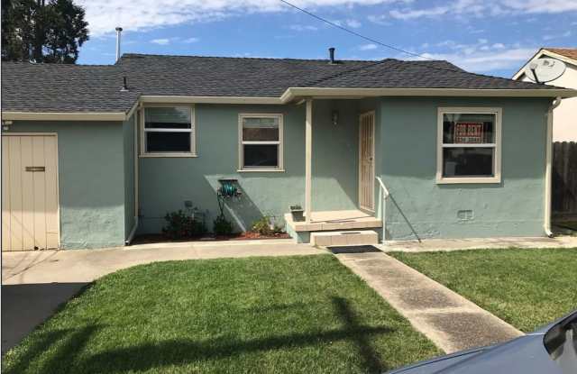 Charming 2 Bed/1 Bath Gallery 1