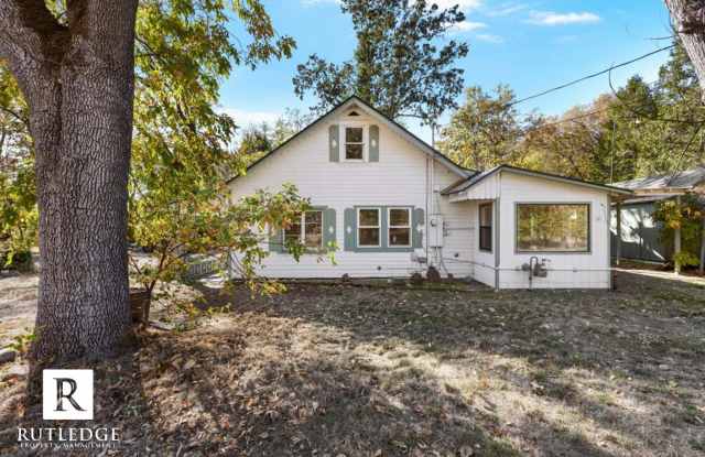 Beautiful 3 Bedroom Home on 1.25 Acres in Shady Cove Gallery 4