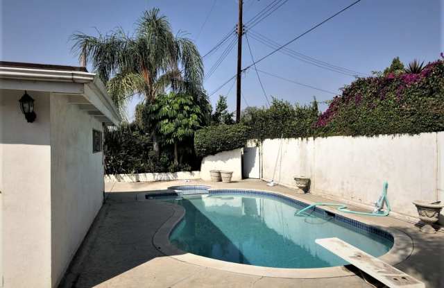 4 Bed 2 Bath Home in Orange! Gallery 1