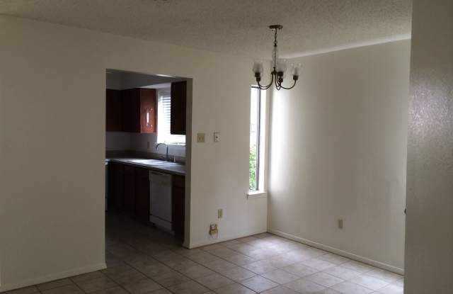 4205 Lake Shore Villa Dr.  Lake Shore Villa Apts Gallery 3