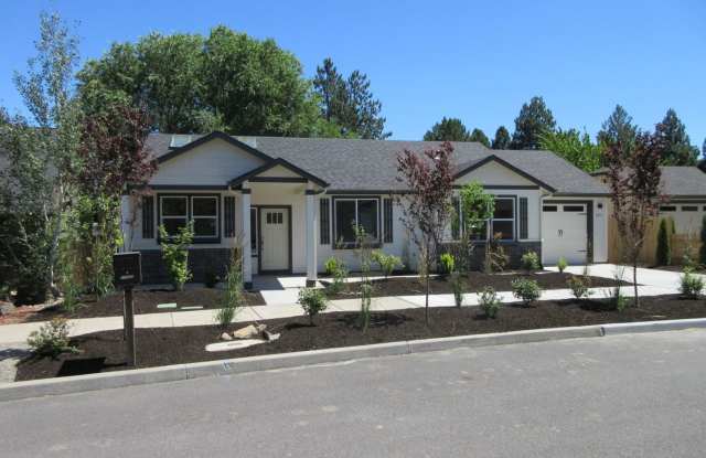 $500 Off the First Month's Rent! 3 Bed / 2 Bath Single Family Home in NE Bend 2856 NE Huettl Lane photos photos