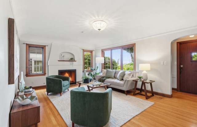 Magnolia 4bd/3ba, Large Yard, Water Views, Garage Gallery 3