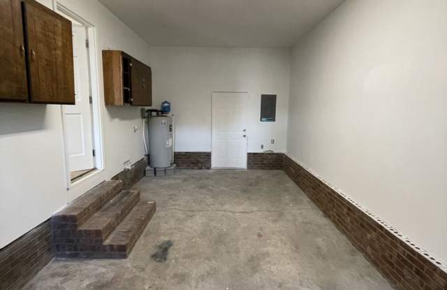 3 bd 1.5 ba Ranch with a garage and screen in deck Gallery 4
