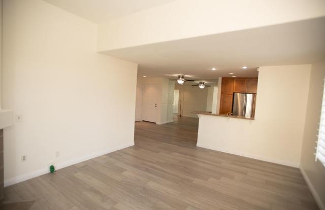 2 Bedrooms | 2 Bathrooms | Shoppers Paradise Gallery 4