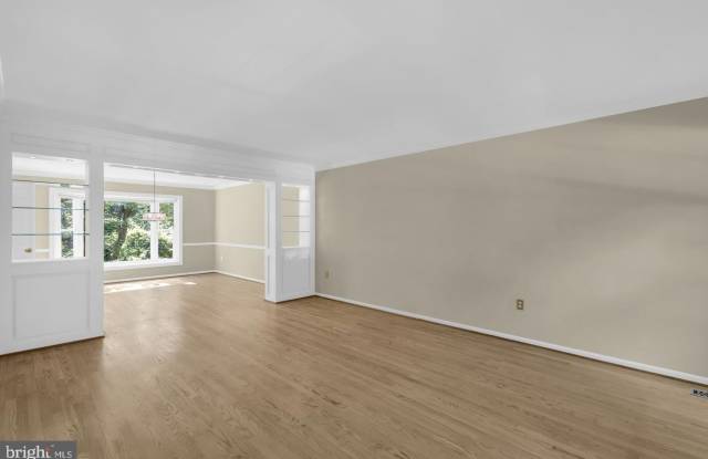 2206 FORT WARD Place Gallery 4