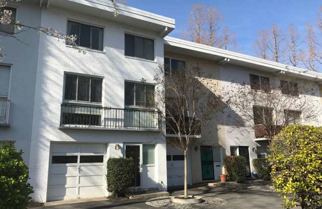Townhome with Garage 2 blocks from Metro - 331 I Street Southwest, Washington, DC 20024