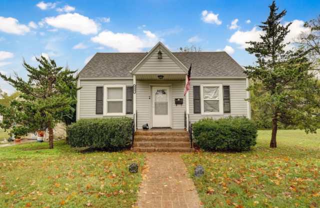 Adorable 2 Bedroom Home with Large Pack Deck Gallery 1