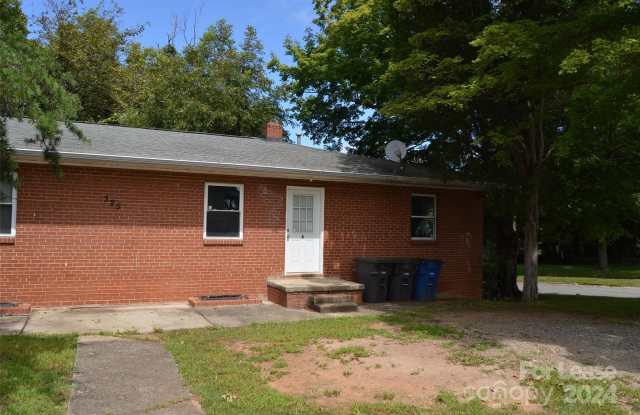 325 Chambers Street - 325 Chambers Street, Statesville, NC 28677