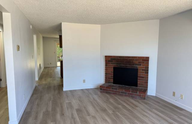 Large single level 2-bedroom/1 bath duplex in Springfield! Gallery 4