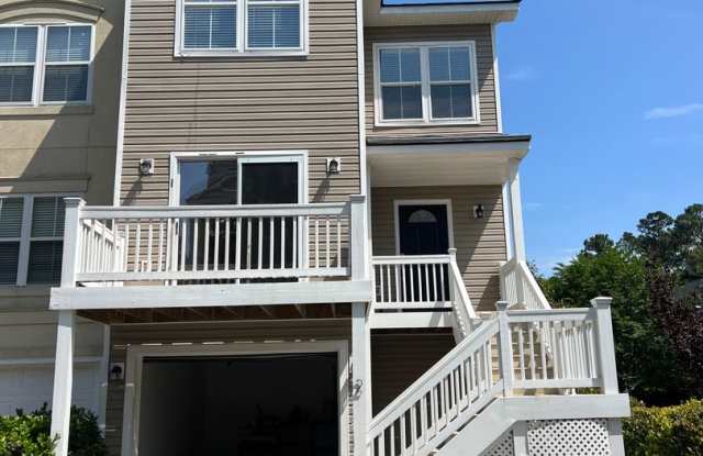 Beautiful Home, Mid-Island in Yacht Cove! Gallery 3